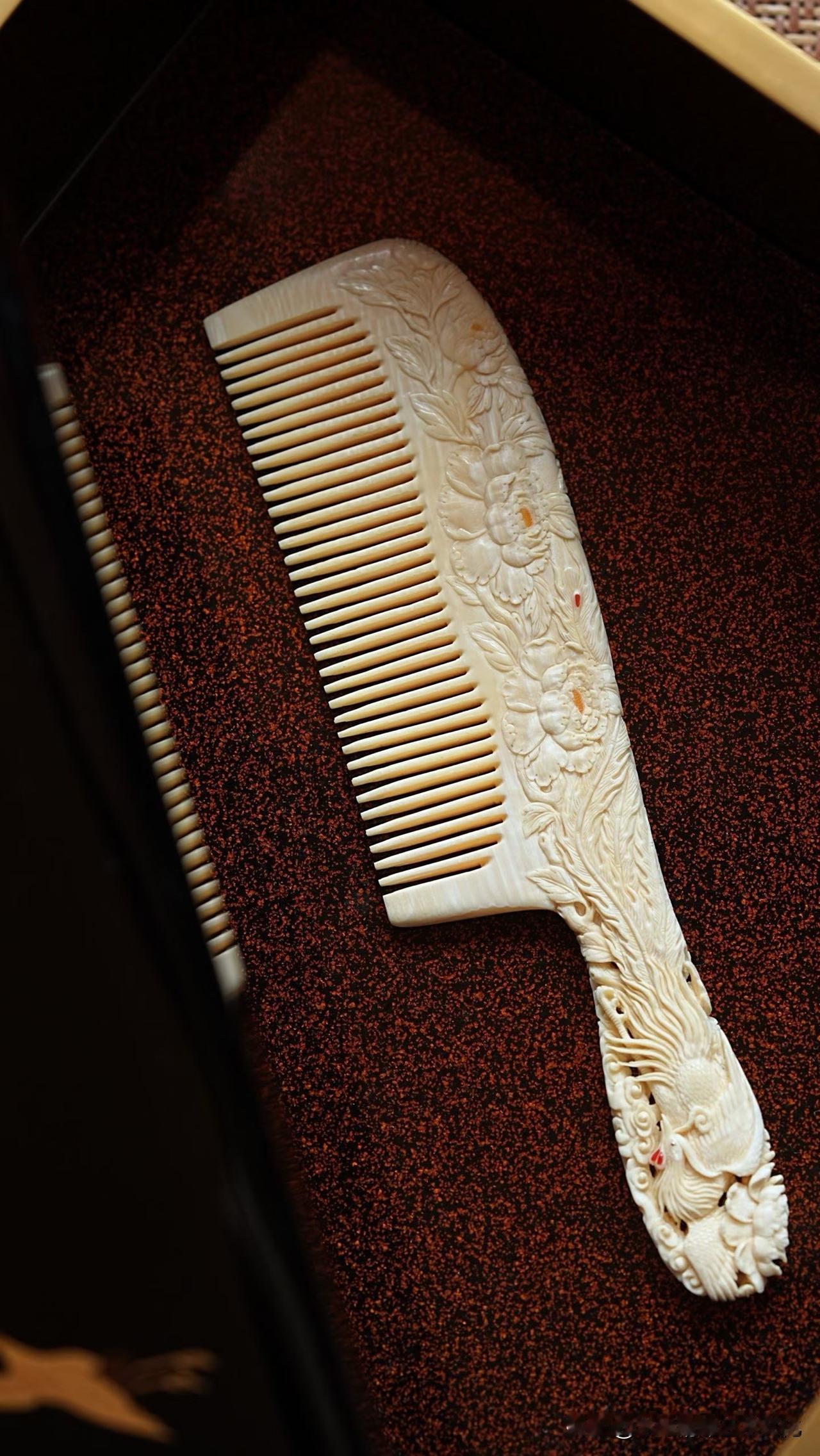 猛犸｜凤凰牡丹梳

有些器物，是用来用的；
有些，是用来慢慢对看的。

这把梳子