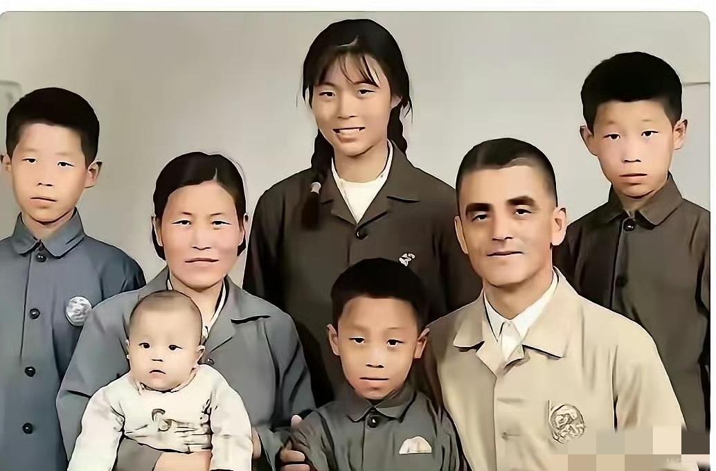 温纳瑞斯是志愿军的战俘，是战后22名拒绝遣返的美英战俘之一，他成了山东大学教授，