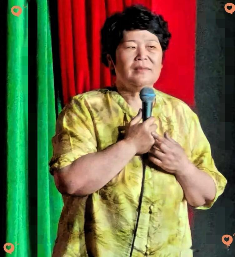 房主任塌房，
其实早就被人预料到了！

一个朋友曾经在脱口秀开放麦遇到过房主任，