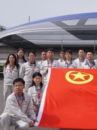 近日，国防科技大学磁浮团队斩获磁悬浮技术重大突破，在试验中成功于两秒内将吨级试验
