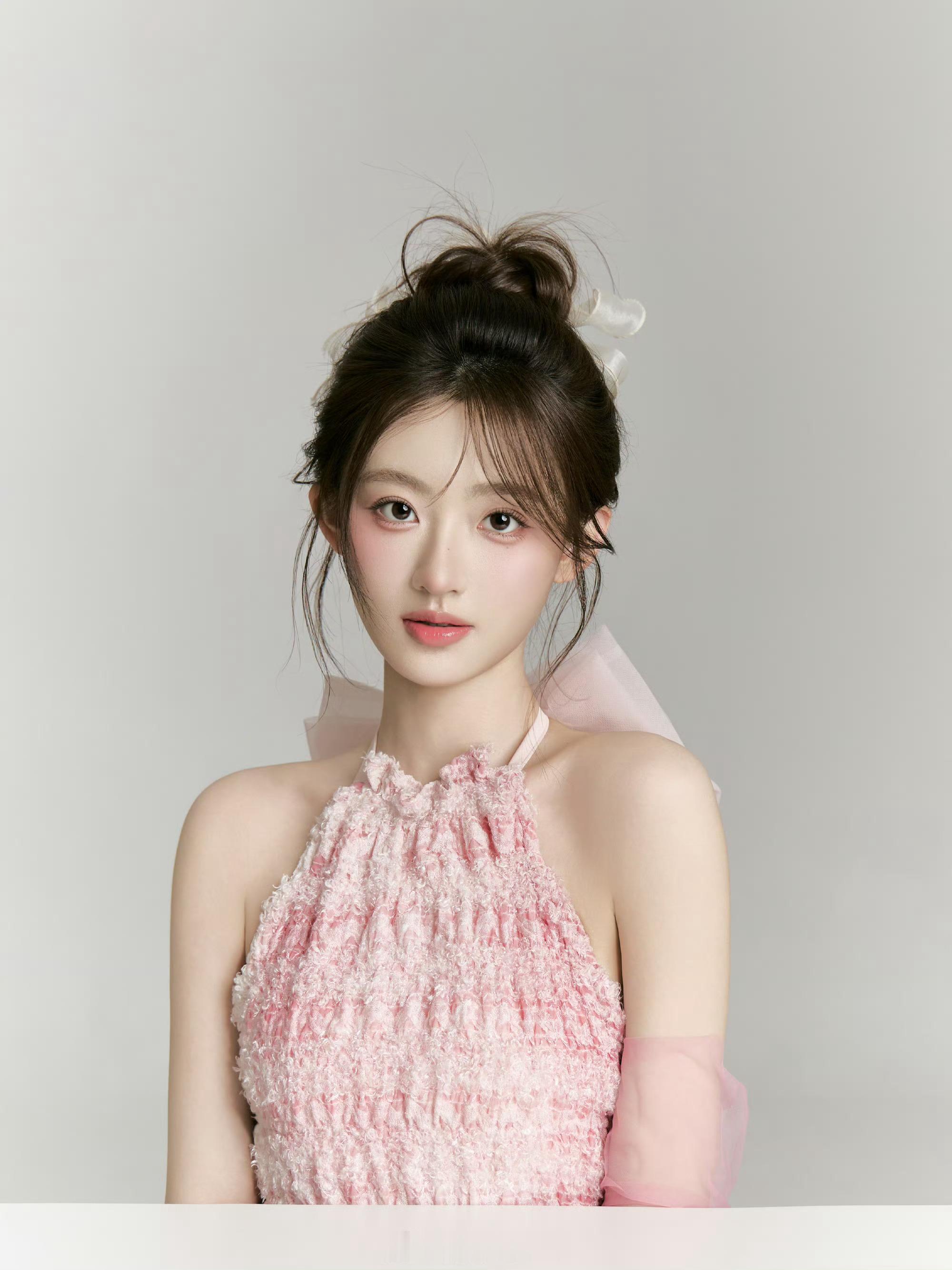 杨雨潼扎着丸子头，穿着掉脖裙的样子看着还怪美的
