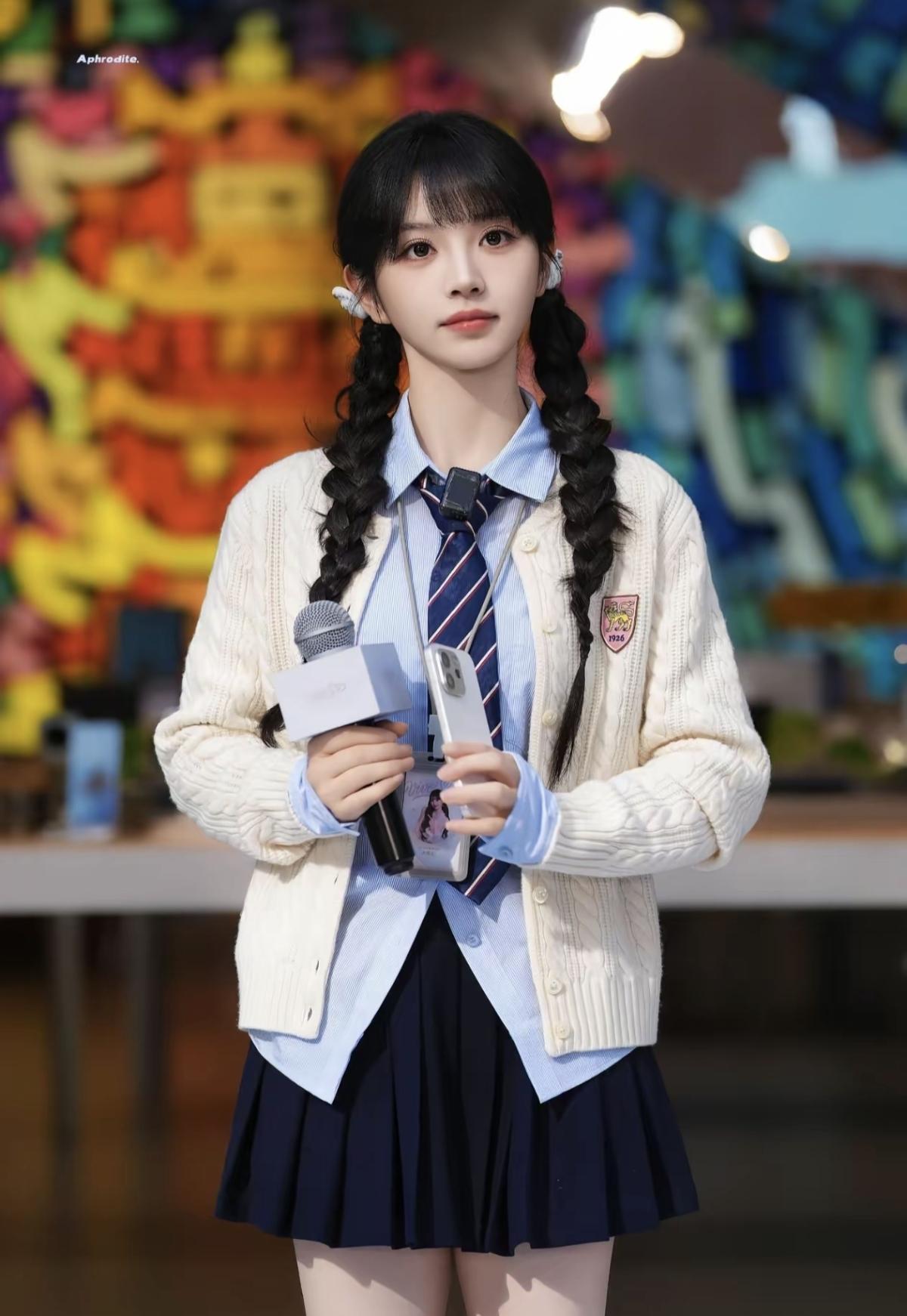 被田曦薇的元气狠狠拿捏，这张的甜度直接超标啦[比心]活动现场的田曦薇，温柔又有活