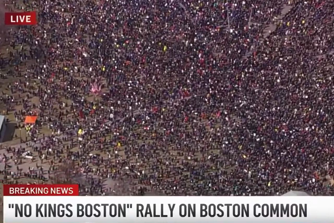 这是现在的美国，反对川普的民众，搞起了大游行。

按照美国媒体的报道，一共在50