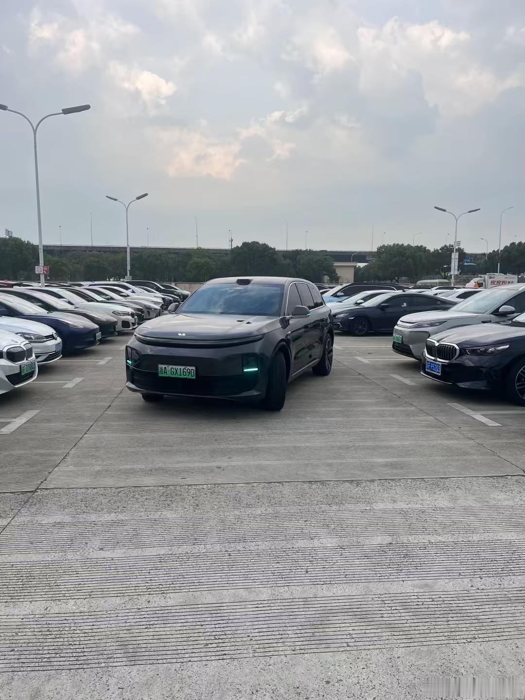无人泊车如何界定责任汽场全开 人下车，车自己停。无人泊车会有意想不到的麻烦但万一