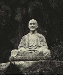 1942年，弘一法师火化时怪声频发，弟子惊恐，赶忙拉出骨灰床，谁料，竟然捡出了1