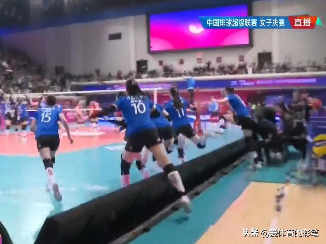 瞧，上海女排替补队员，一股脑冲进场内，冠军这一刻，足足等了25年，能不让人热血沸