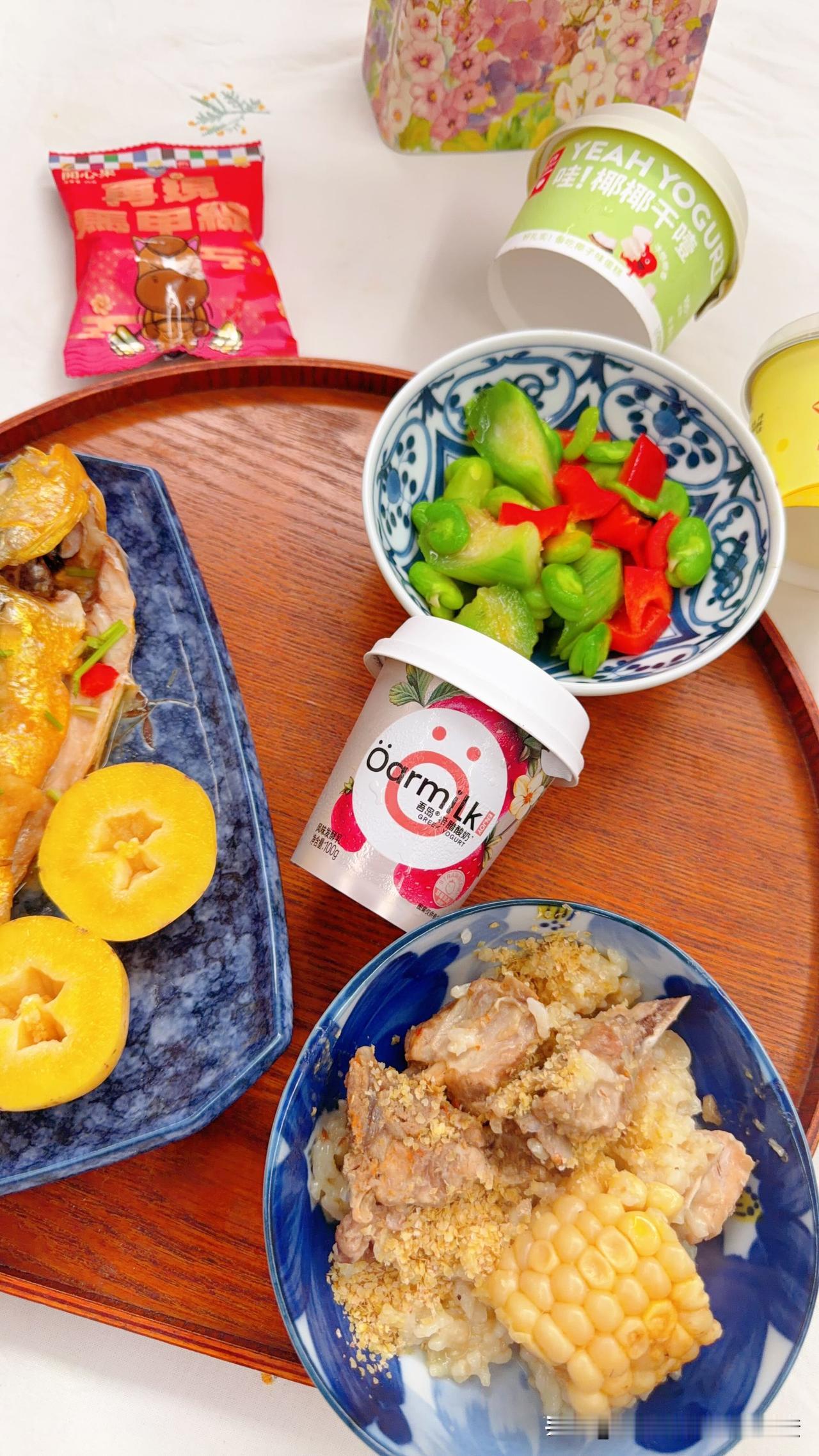 五常稻花香大米玉米排骨饭一小小碗，丝瓜蚕豆彩椒，清蒸黄鱼吃几口，加餐吃各种希腊酸
