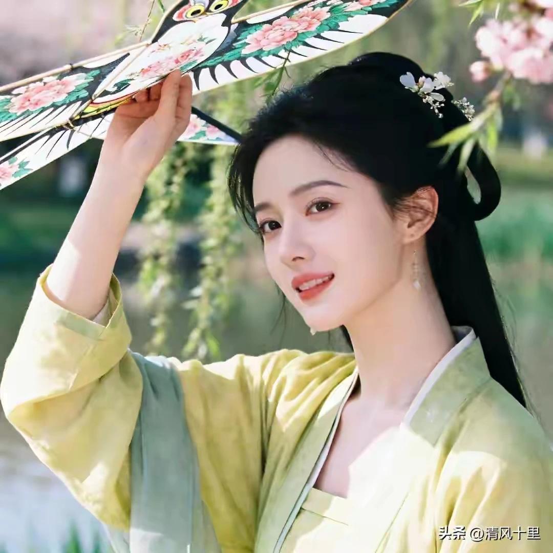 《纸鸢》
三月风暖草初醒，
纸鸢飞上入云青。
杨柳桃花春处处，
姹紫嫣红香渺渺。