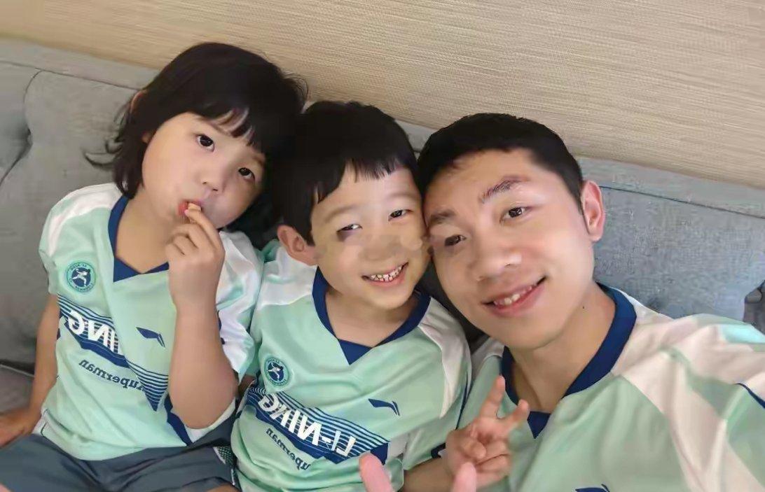 许昕晒与儿女合影照，卡宝笑起来和爸爸好像，三人穿亲子装好幸福 ​​​