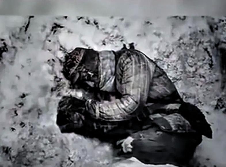 寒风刺骨，零下四十多度的极端低温之下，一幕场景总能触动无数国人的内心。

一名志