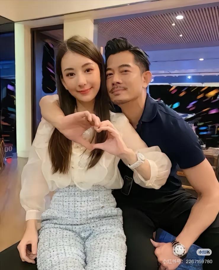 郭富城当年的穿鞋论现在看还挺实在的。他对感情的态度一直都很清醒。 他和熊黛林相恋