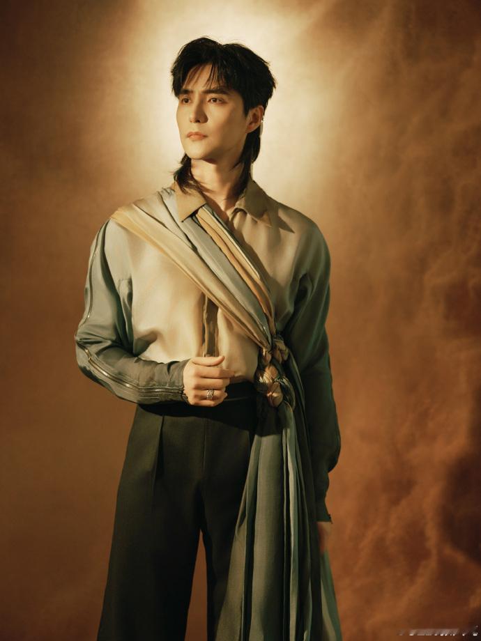 阿云嘎把丝绸之路穿身上了 破防预警！阿云嘎身着丝路高定，三米内看这扑面而来的华丽