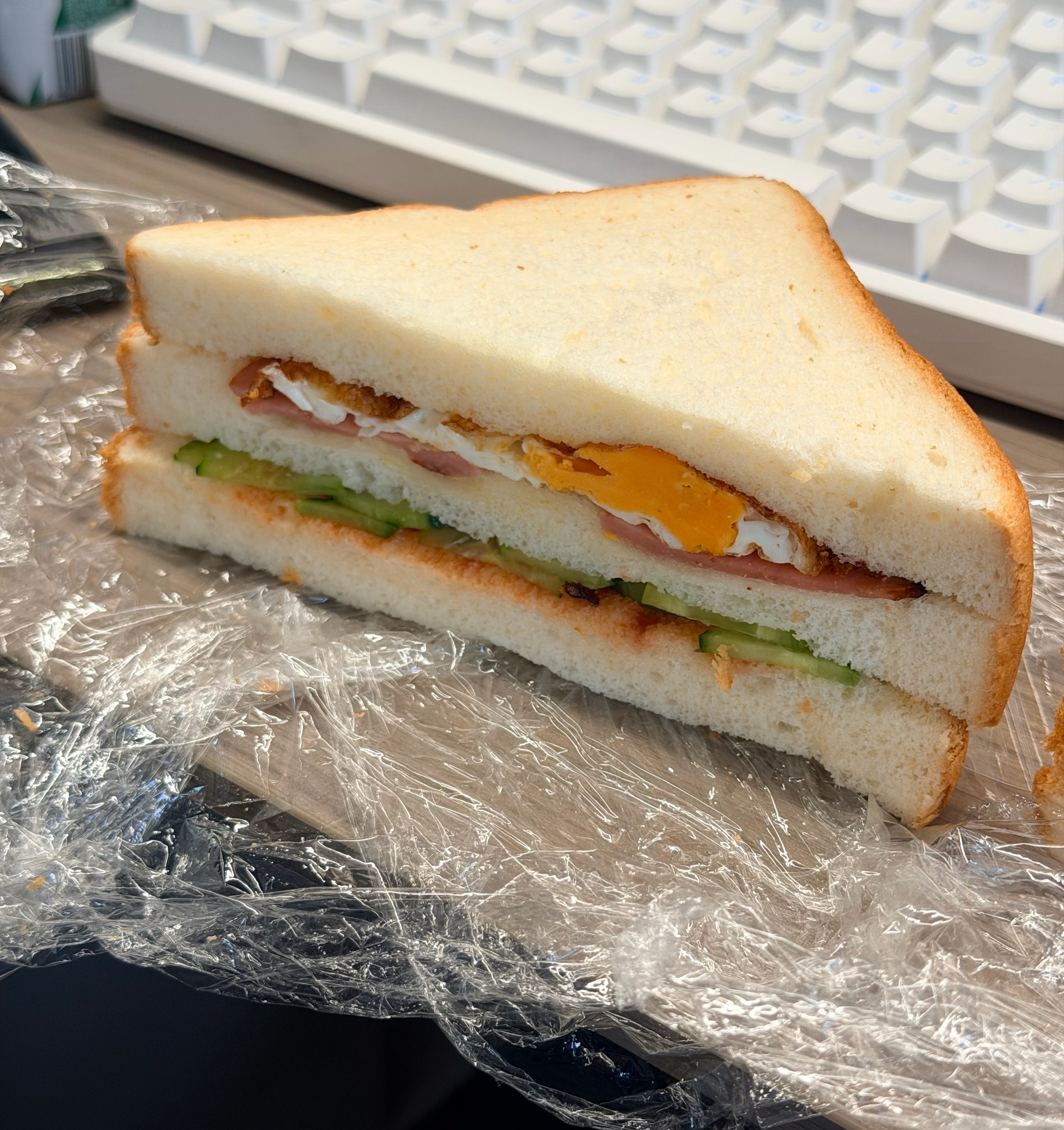 早上起床自己做的三明治这半个怎么也要卖6块了吧