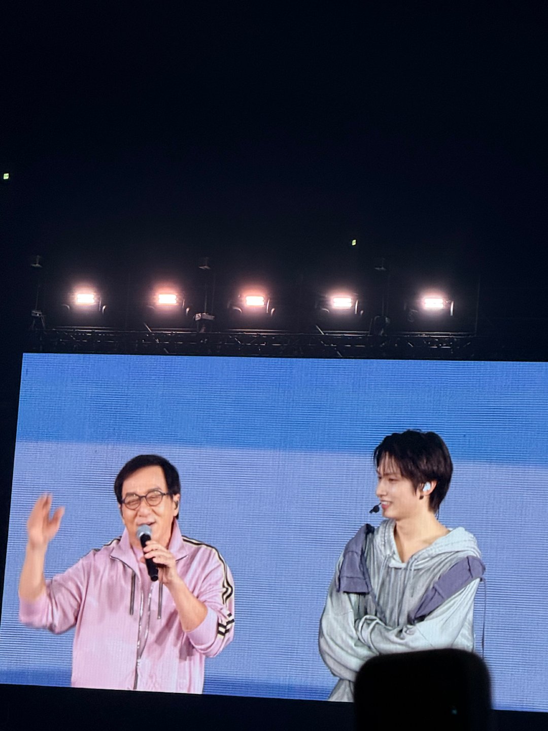seventeen演唱会嘉宾是成龙成龙去了seventeen演唱会天呐！成龙居然