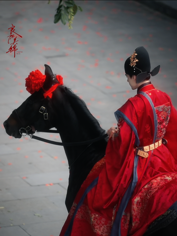 此沙陈彦允新郎造型此沙新郎造型一眼沦陷的古风新郎，此沙陈彦允造型惊艳，身姿挺拔眉
