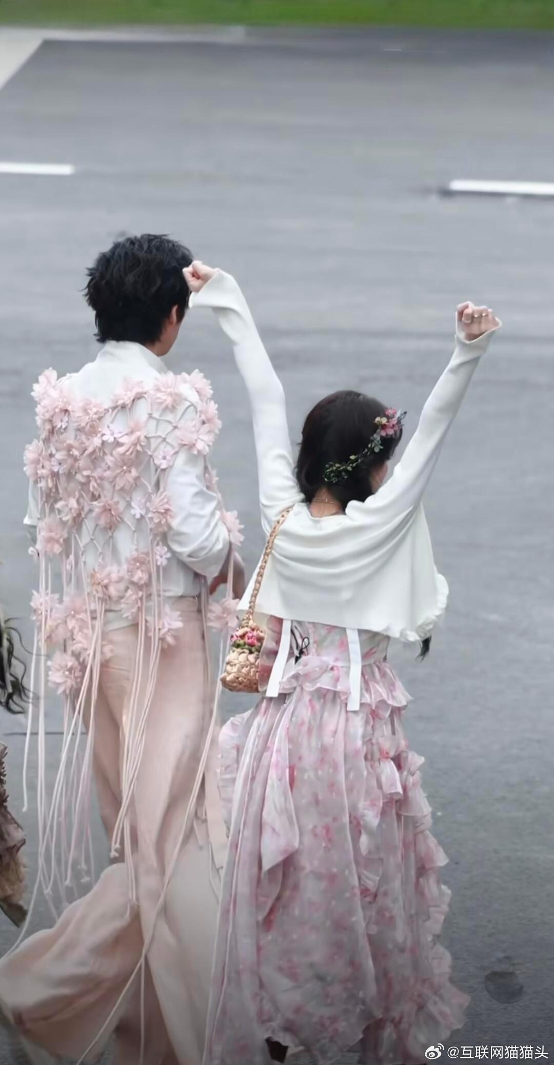 刘宇宁把迪丽热巴当妹妹宠谁懂啊！开推里这对兄妹也太好嗑了，刘宇宁全程宠着迪丽热巴