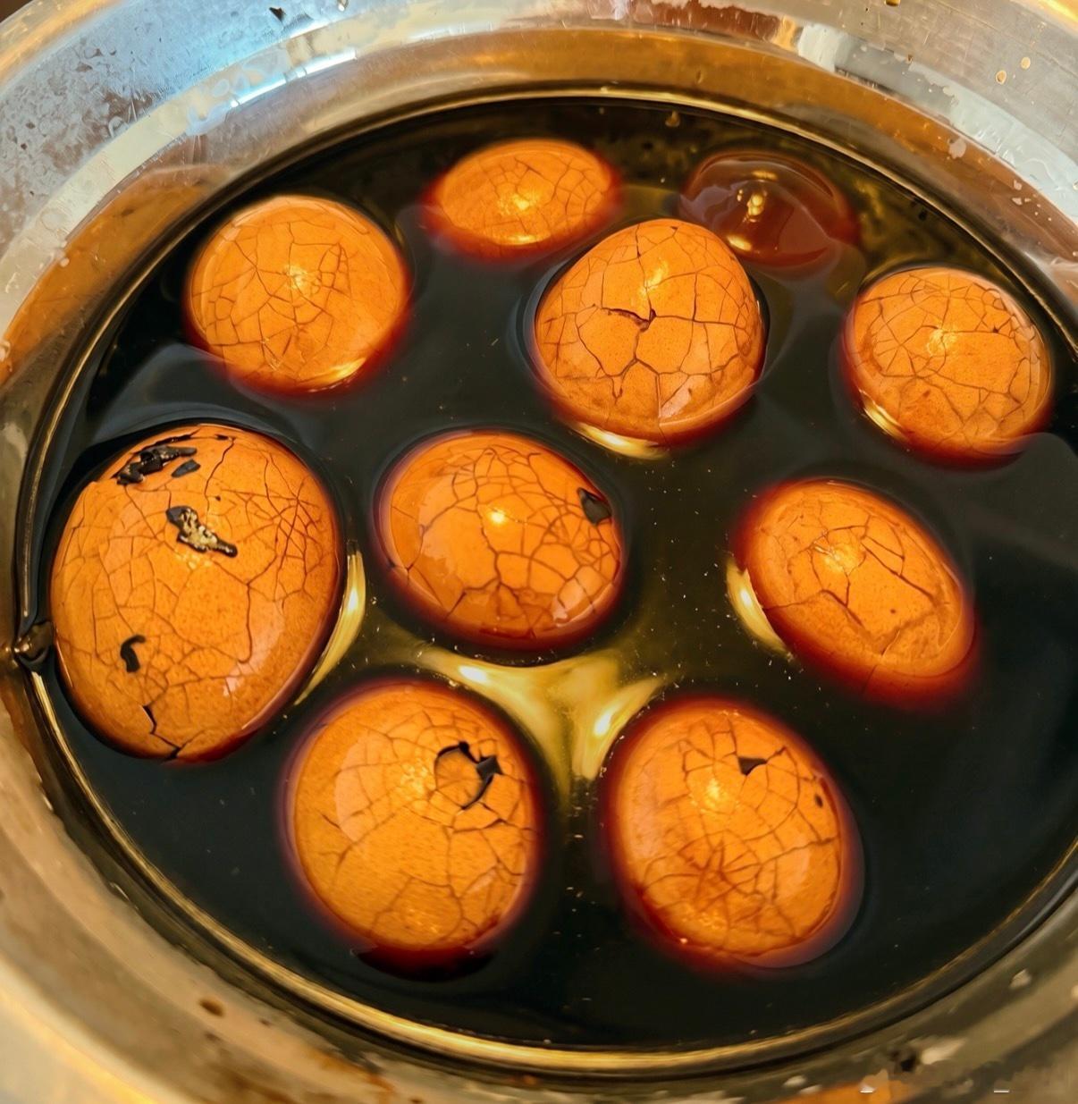 昨天晚上做了茶叶蛋🥚很简单，还挺成功的，这花纹，静置一夜味道也浓郁