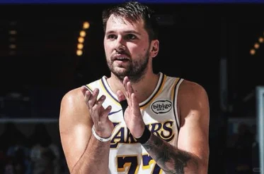 东契奇生涯第345次单场砍25+，排控卫第五NBA常规赛，湖人以129-101战