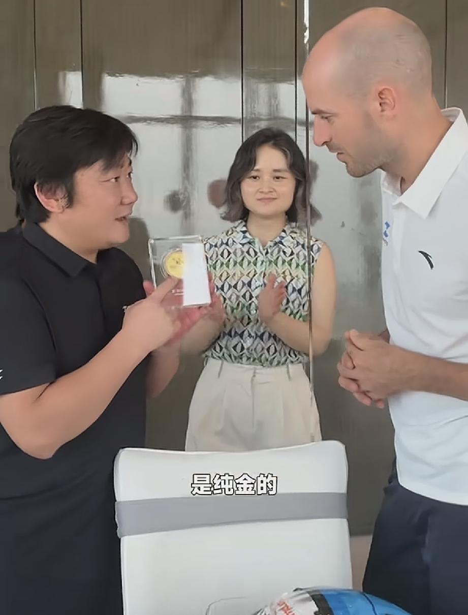 从张雪送给德比斯的那一块34克的定制纪念金牌就可以看出，德比斯的经纪人太缺乏商业