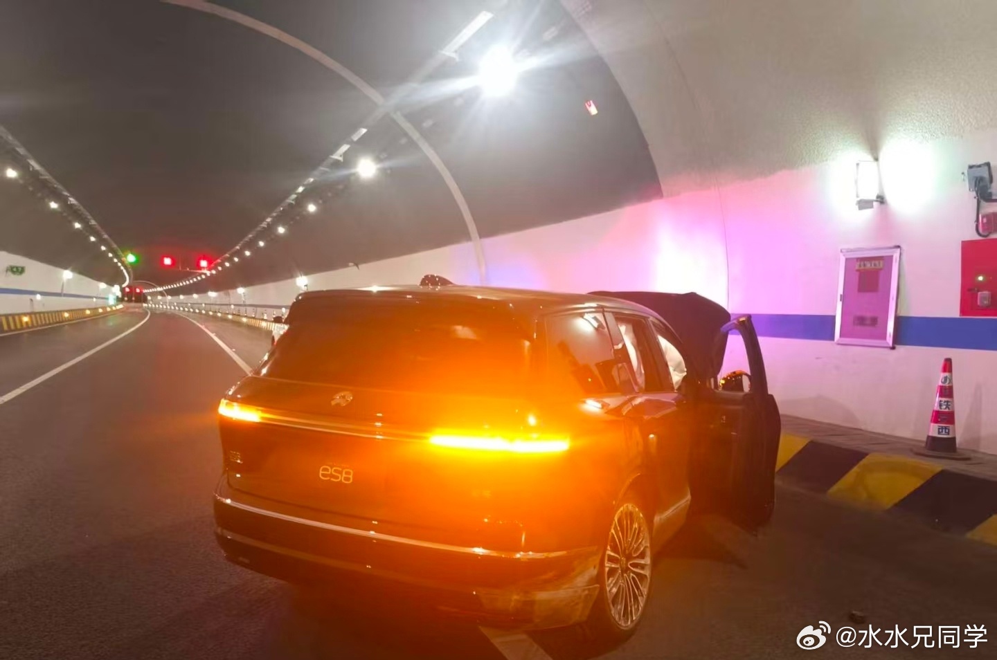蔚来全新es8，全网首次事故？从现场来看，发生碰撞之后车体完整，前备舱和车门能正