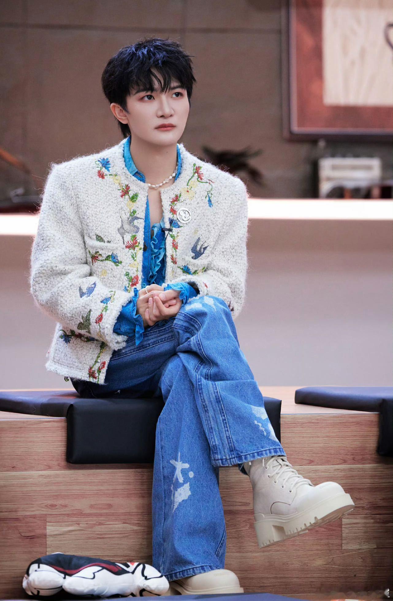 周深当主持人在台上演了段小品 周深在《音乐缘计划》里堪称宝藏男孩，唱歌时以深情演