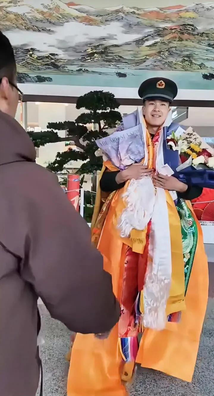 一人参军，全家光荣！具象化了
 一个藏族的兵哥哥退伍回家，身上披着美丽的哈达，只