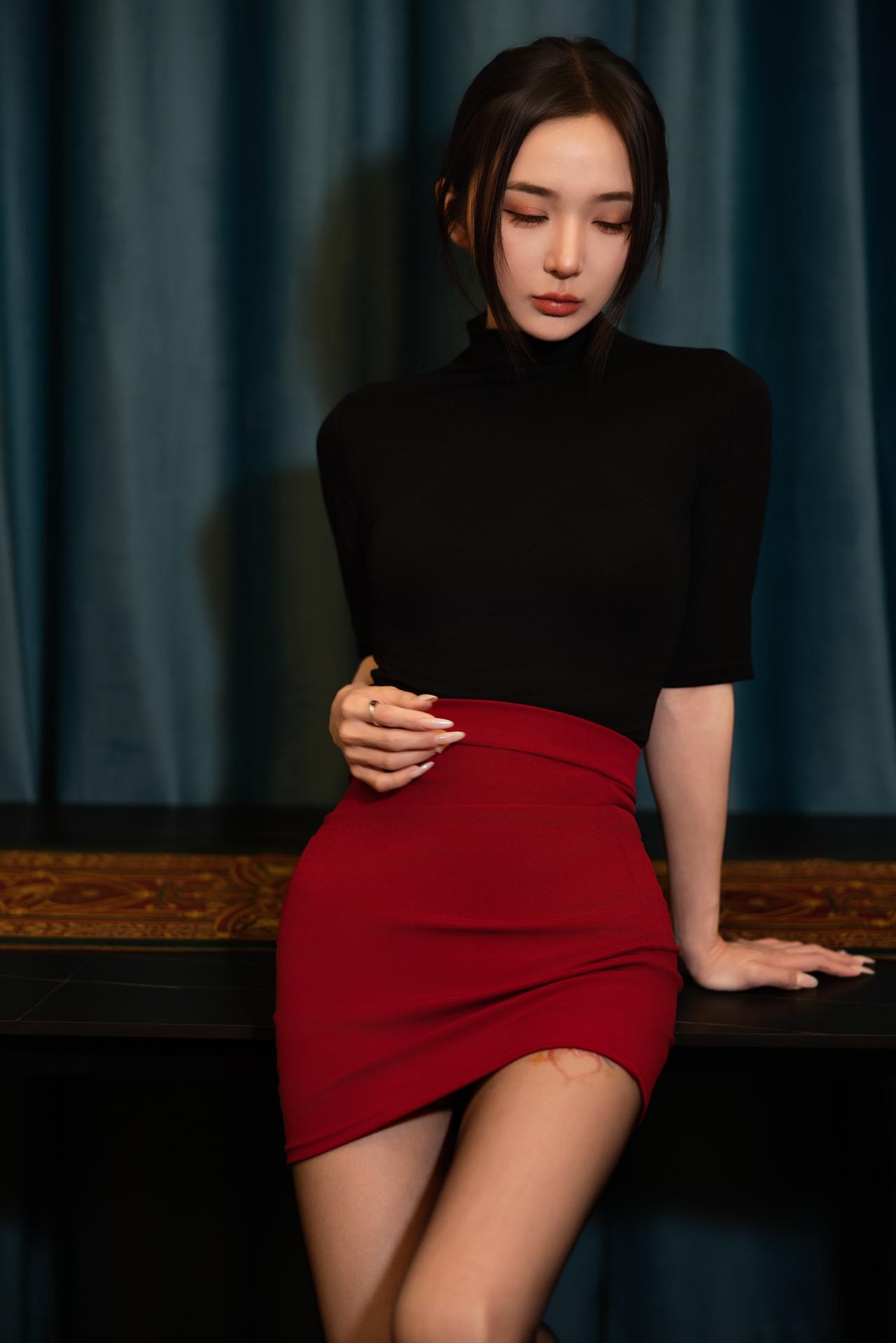 火热的红色长裙，摇曳生姿，展现了女性的优雅与魅力。
《杨幂同款系列》|风轻扬
人