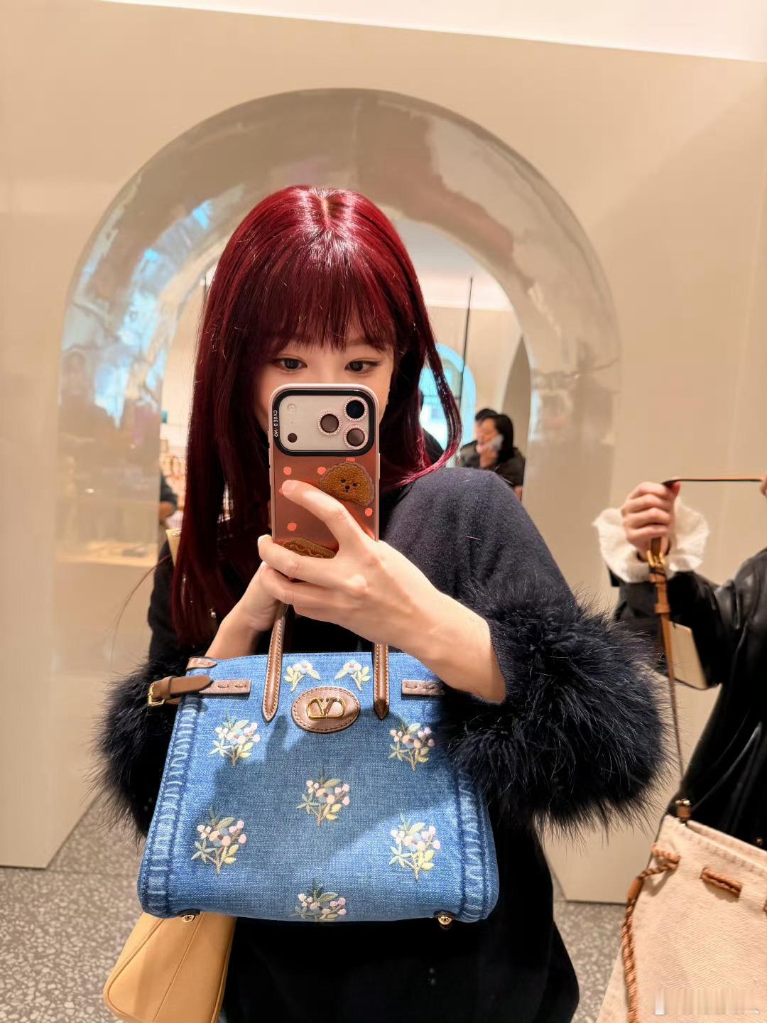 杨紫手机壳是piupiu 杨紫称是限定红发杨紫限定红发好养眼，齐刘海也很适配呢 