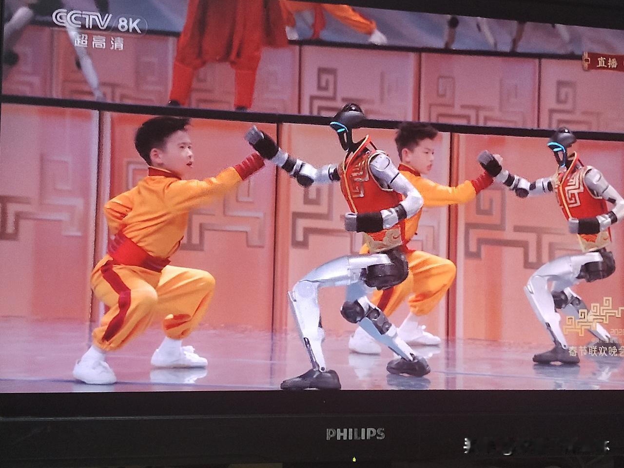 宇树机器人一点掉链子。
丝滑表演又成春晚亮点。
去年亮相的宇树机器人会扭秧歌，今