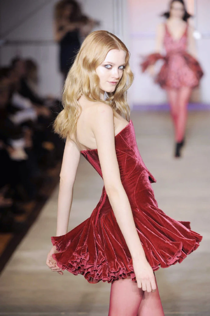 谁懂！Zac Posen 2010FW｜这场束腰短裙秀绝了