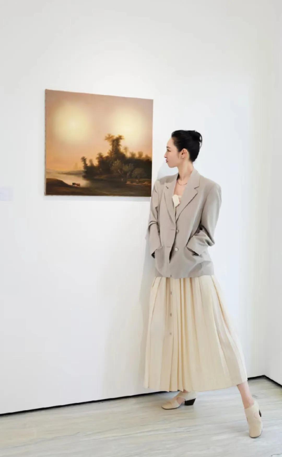 白百何看画展，她这身装扮看着特别舒服，而且今天的妆容好美。