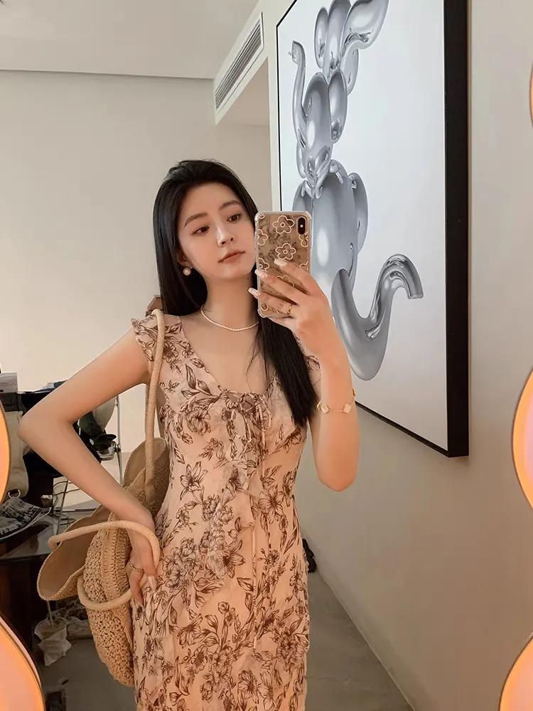 对面的男孩看过来。看过来，看过来，