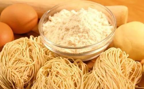 #米饭、面条、馒头哪种不易发胖?# 米饭、馒头、面条这三种主食并没有绝对的“不易