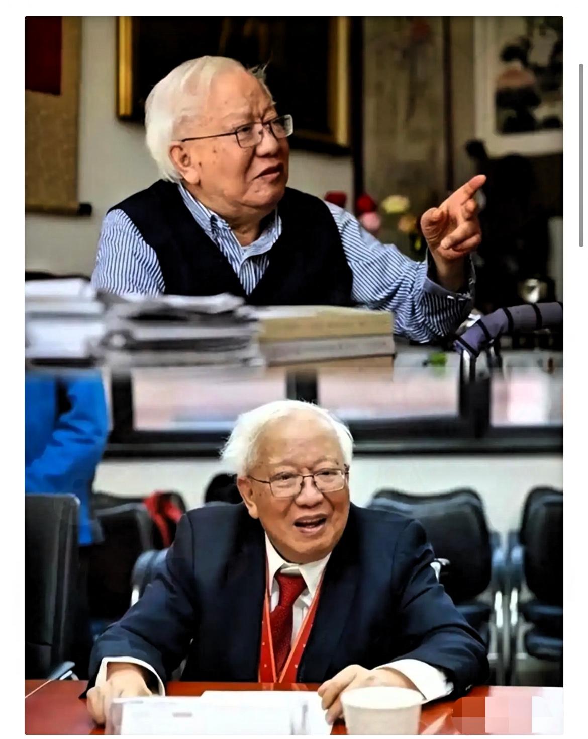 那时候，没人敢跟省里的大佬汪海粟对着干。
文件转了一圈，为了整倒姚迁，人人都画押