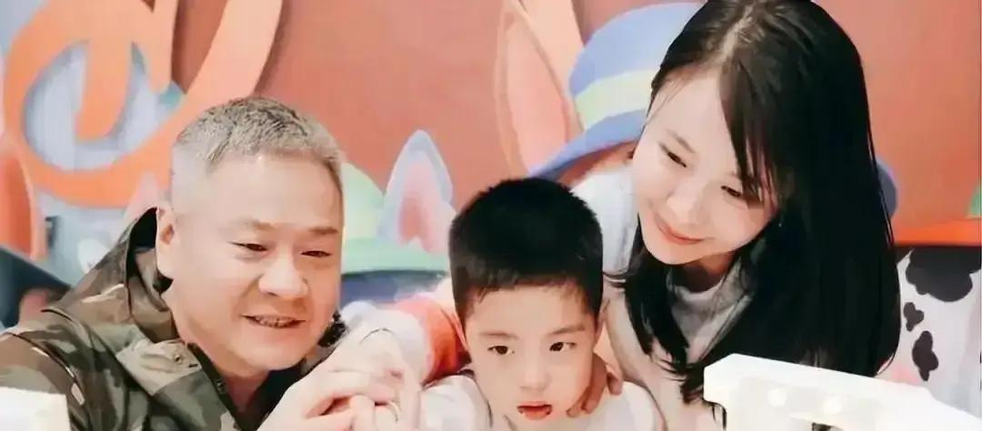 她冲进火场背出丈夫，五年后却在离婚协议上签了字。
 
救他命的是她。毁掉这段婚姻