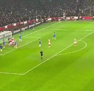 一个厨子，不看菜谱，看上兵法了，这是切尔西的新战术？发角球的时候3个人突然往中圈