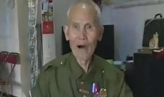 1945年，74军有个落单的机枪手，腿上带着伤，拖着步子慢慢爬上了山头，低头往山