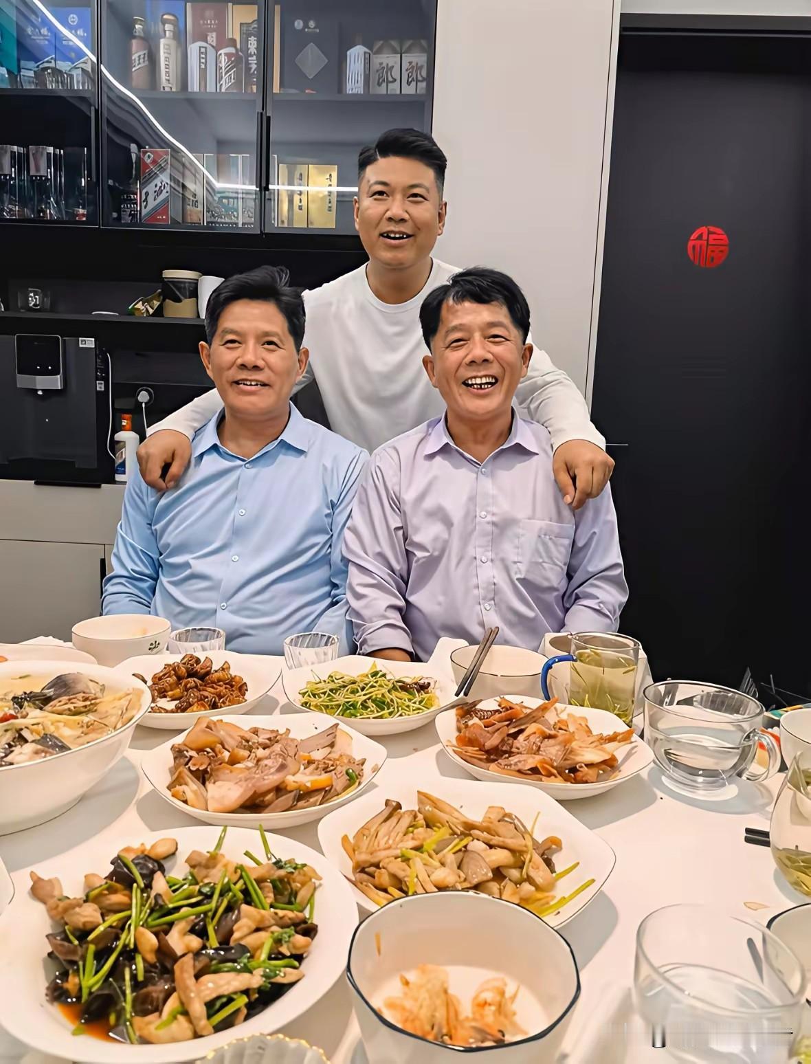 南北差异也太大了，虽然长得很像，但是一眼就看出哪个在南方长大，哪个在山东。
南方