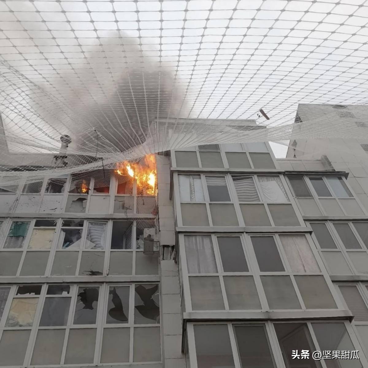乌克兰武装部队无人机袭击别尔哥罗德州舍别基诺一栋公寓楼后的照片已在网上流传。
