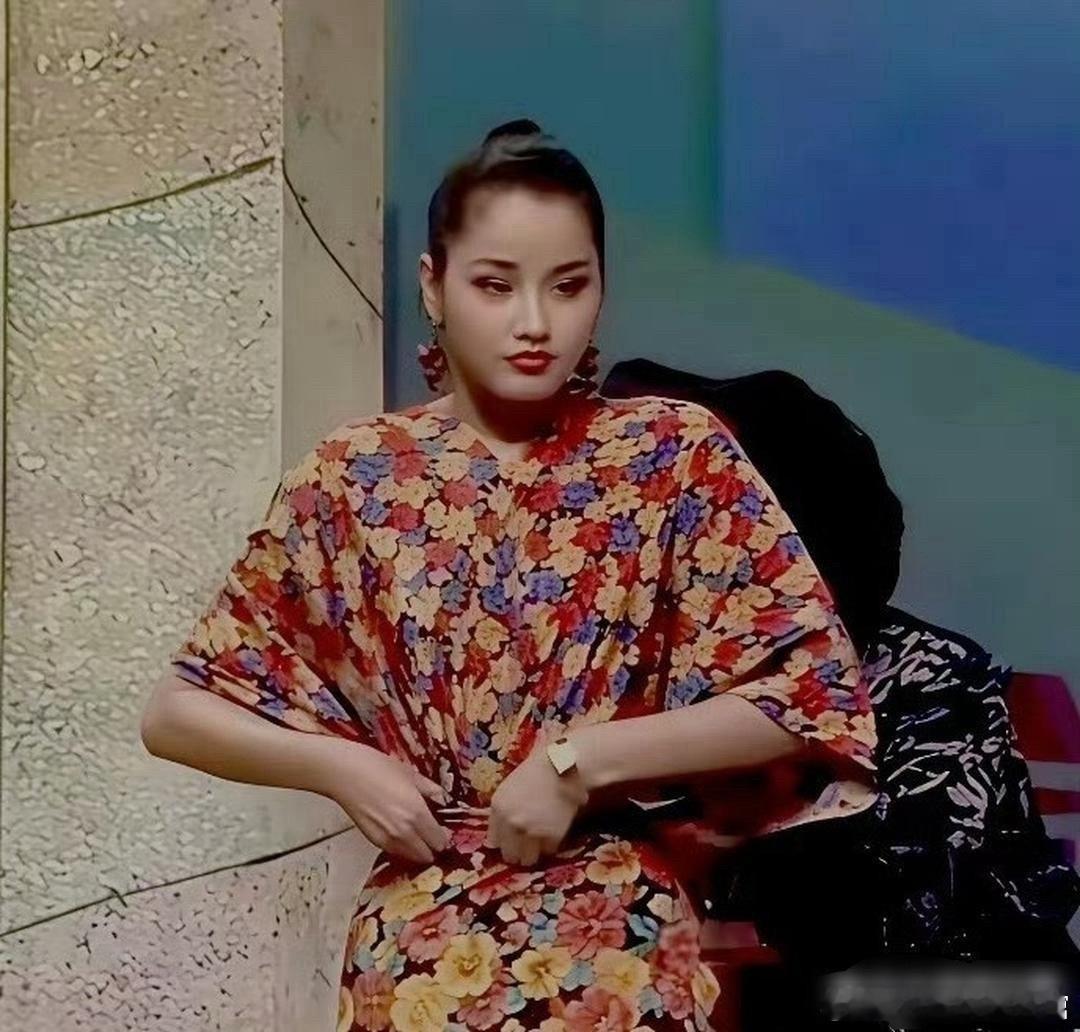 瞿颖第一次上春晚，穿的居然不是成衣，而是三块布料 