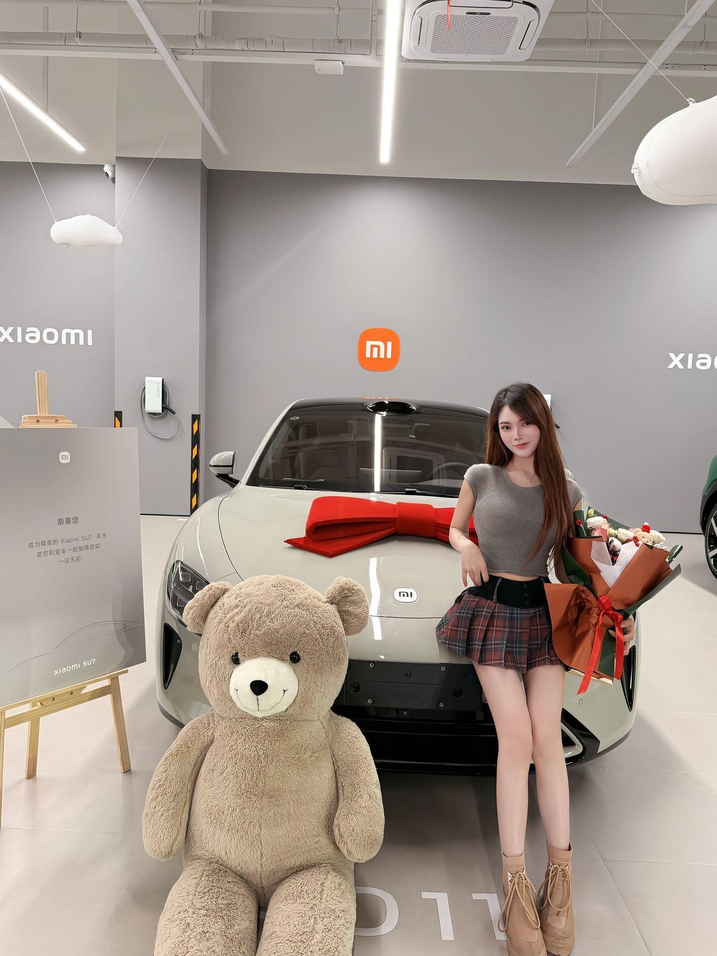 小米SU7的车灯设计非常有自己的语言风格 