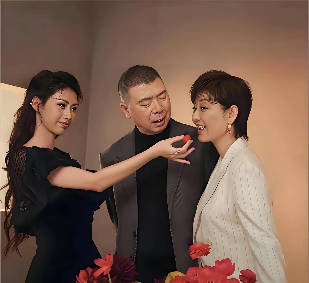 不懂那么不和睦的一家，为啥要装和睦 