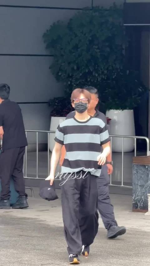 侯明昊亮相机场出发，Dior 2026早秋系列上身，再配Loewe运动鞋，礼服感