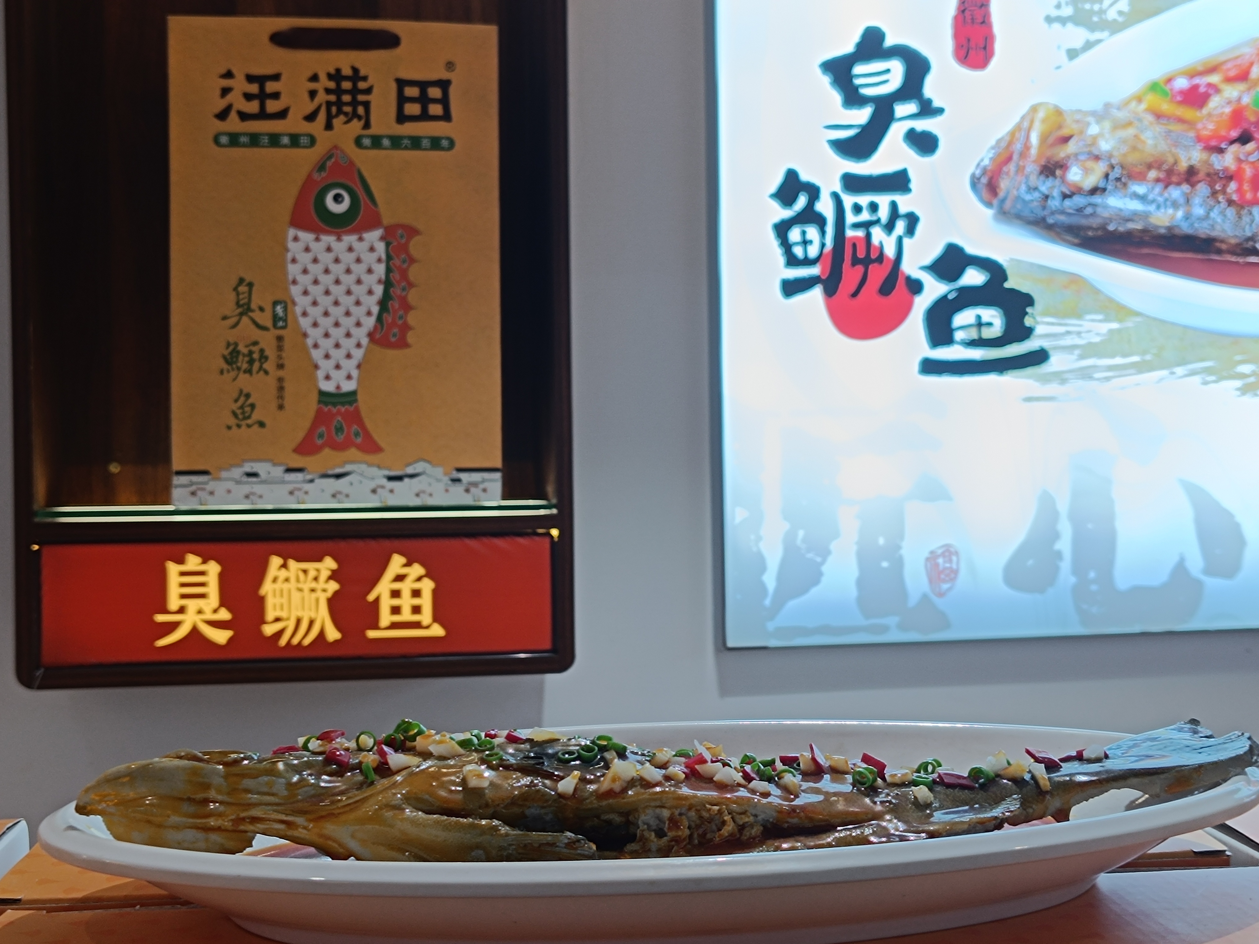 昨天忍住了不买烧饼。但是在路上不停有人(还是年轻女孩)给我试吃各种饼啊糖啊，给我