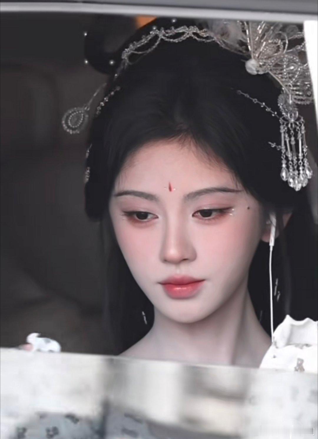 鞠婧祎完全是仙子鞠婧祎万花世界仙子路透 哇塞，新妆造完全是仙子来的 