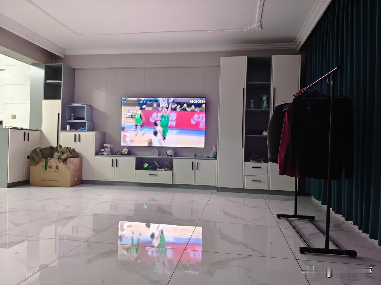 辽篮遭遭开门儿黑，
辽篮与江苏肯帝亚首战开赛，输了！
开场辽篮打的不错，瘦了的付