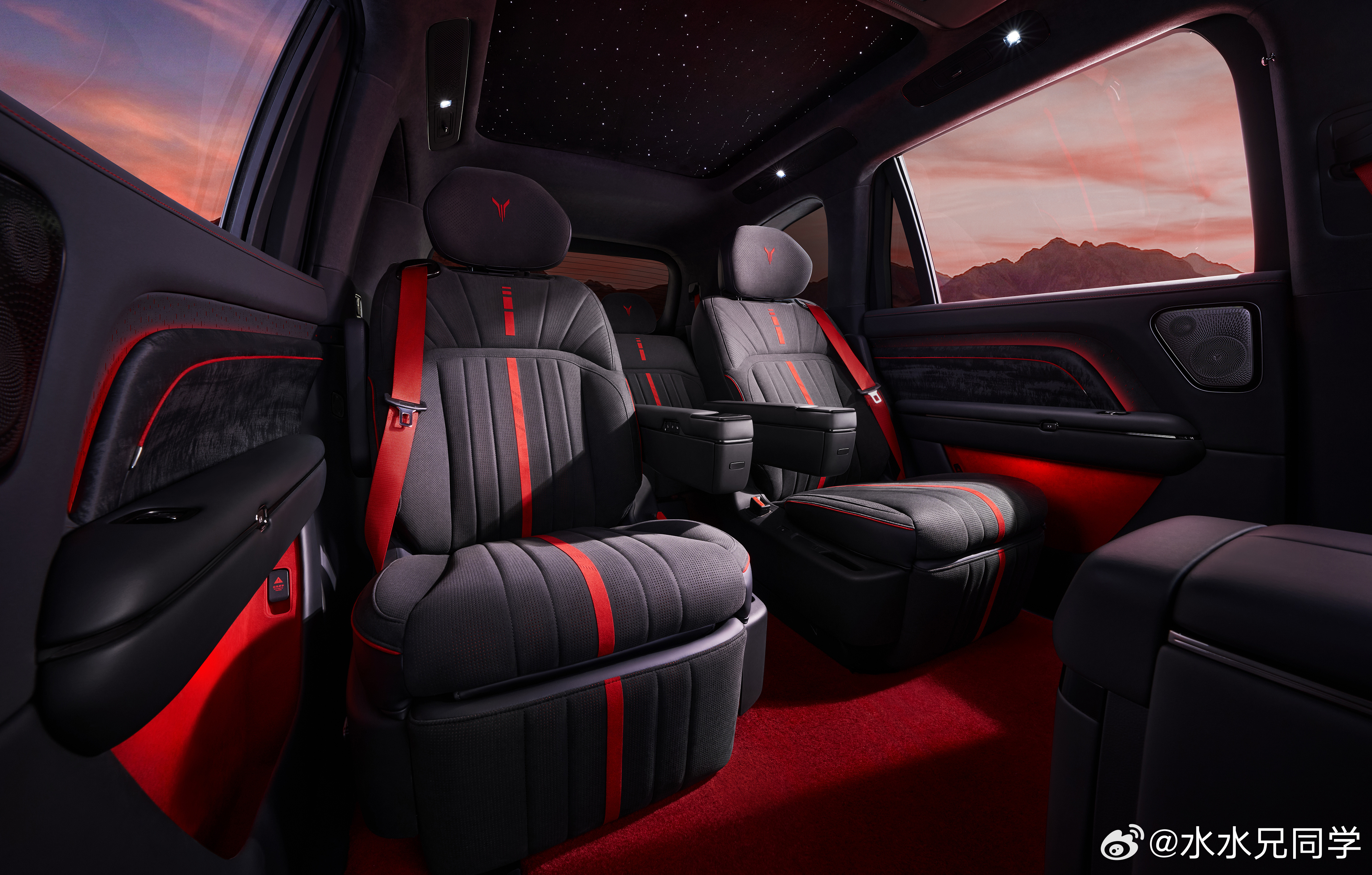 岚图泰山Ultra把星空顶也上了，豪华感确实往上走了一大截。另外这个车也是华为8