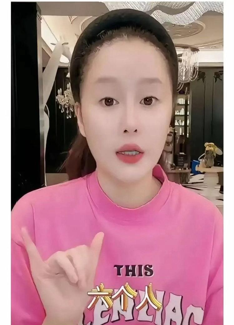 赵本山的女儿球球在直播间回应了家里有六个保姆的传闻。
她说这是真的，自己、老公和