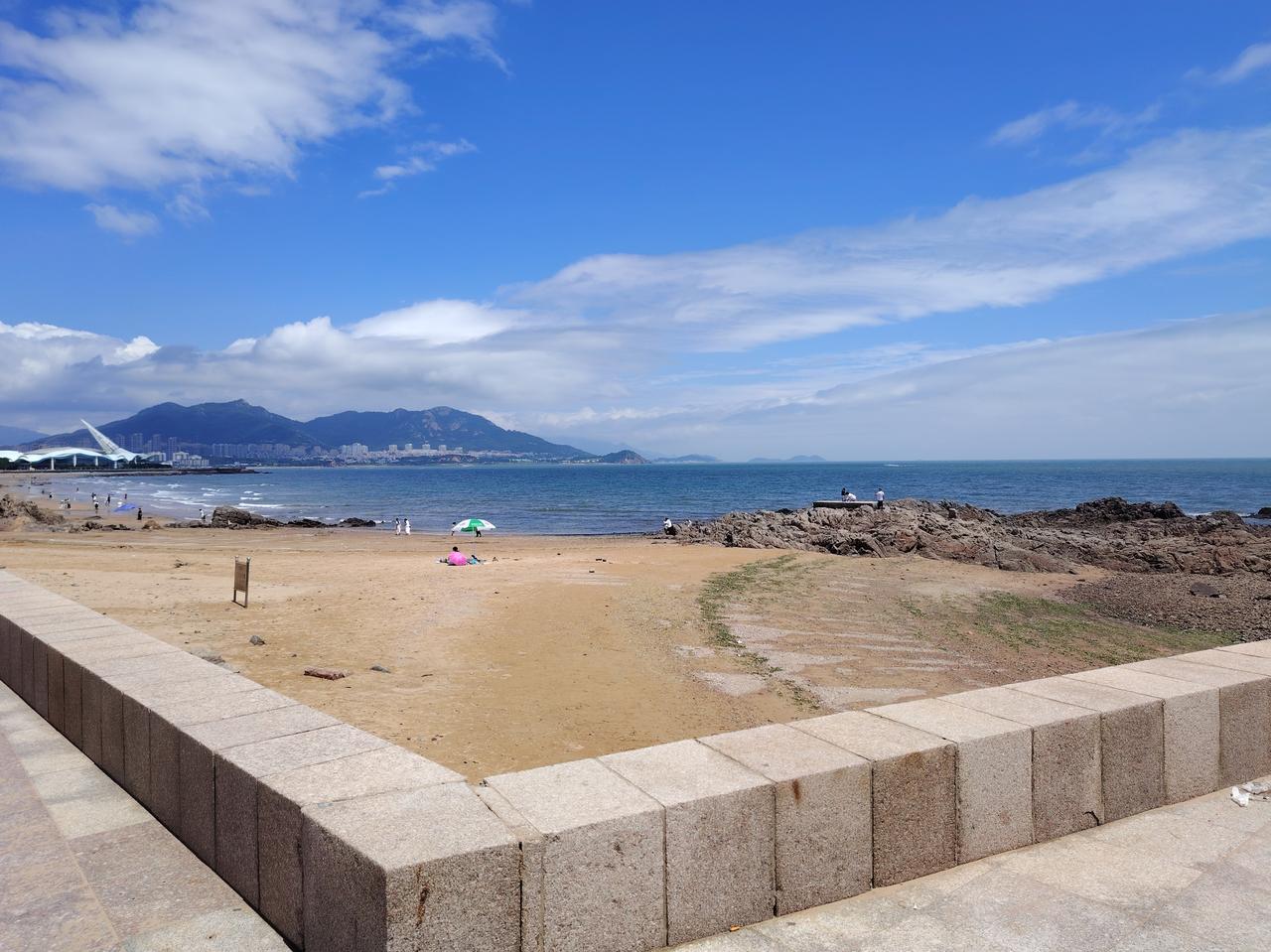 本周青岛天气以多云为主，最高温度仍不超过30℃，总体舒适，值得前来！