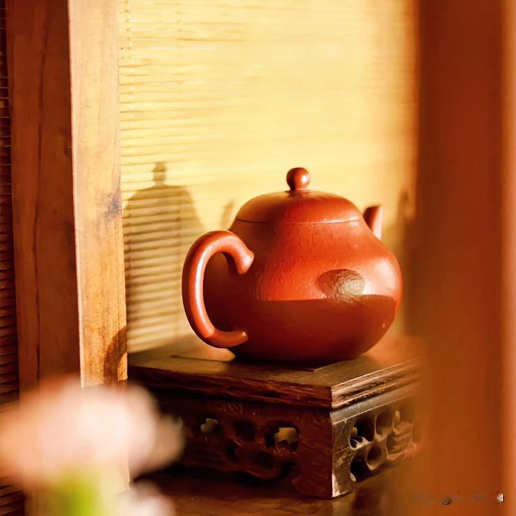 《花茶颂·诗经变体》
于以采花？于野之坰。
于以酌茗？于泉之清。
花气扬扬，茶烟
